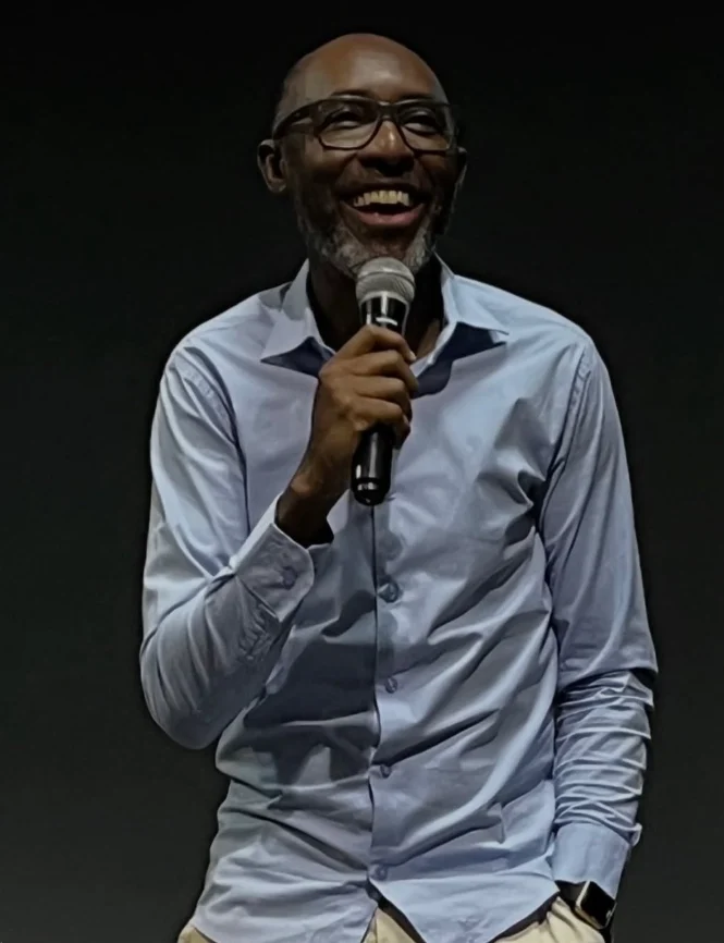 Pr. Eduardo Neves sorrindo durante uma ministração.